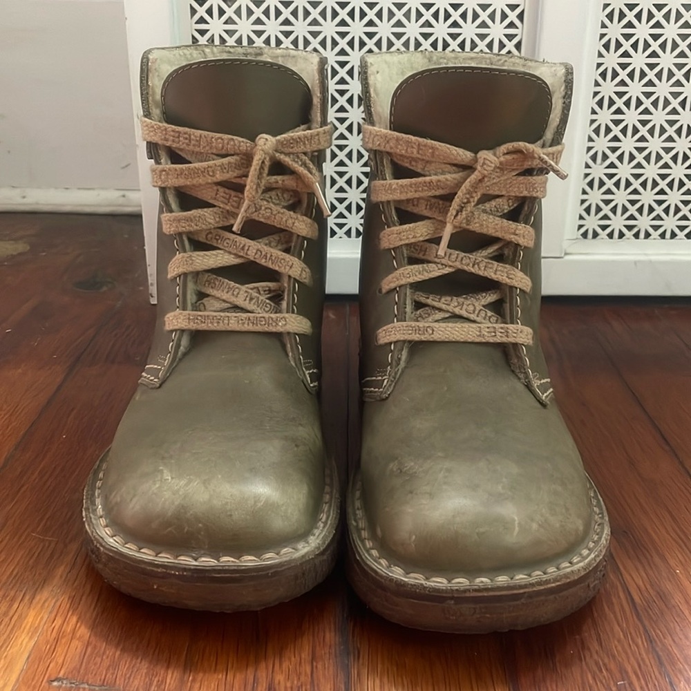 Green Duckfeet lace up boots. Size 39. Used but in good condition. Cute and cozy